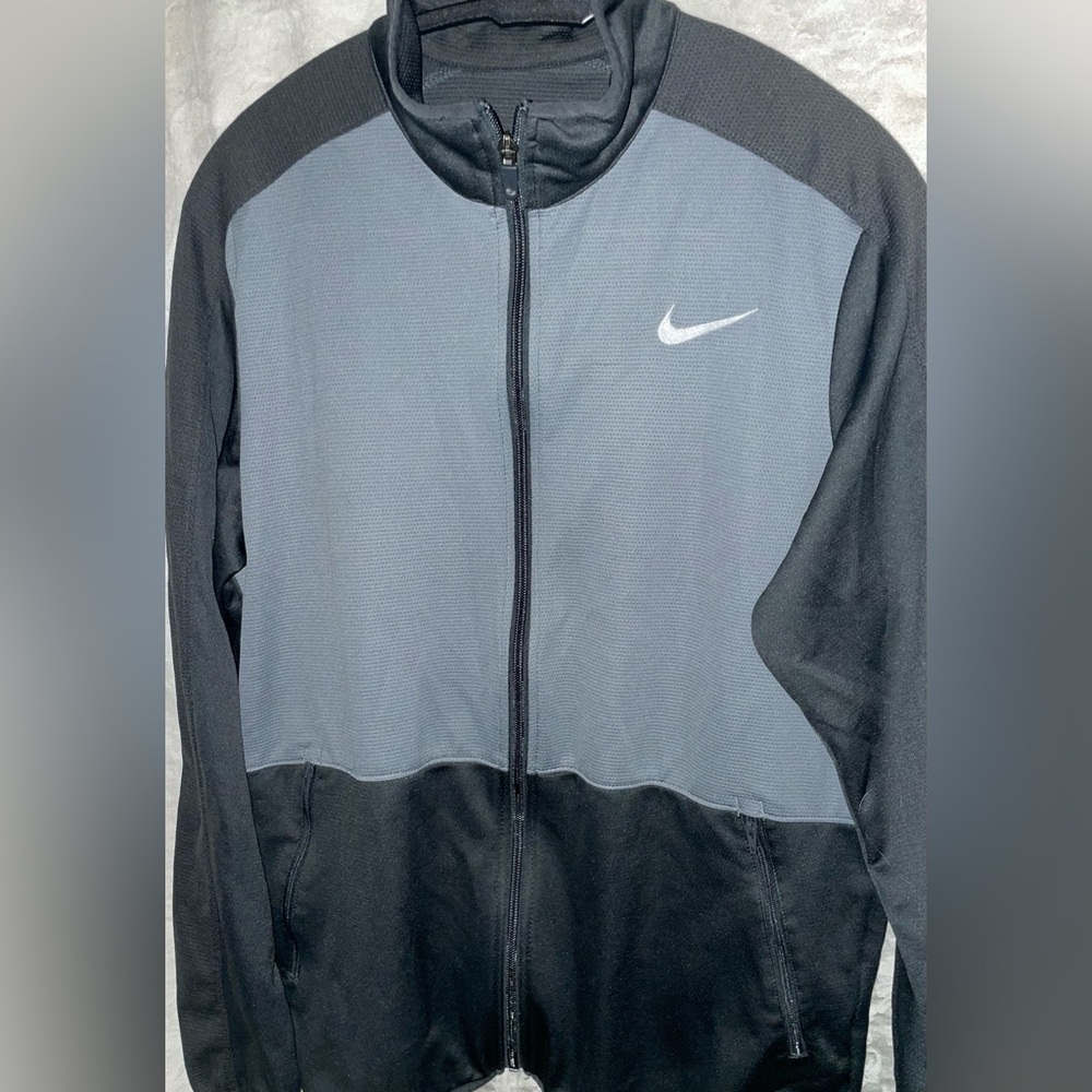 💰Nike Dri-Fit Men's Performance Jacket in Black and Gray